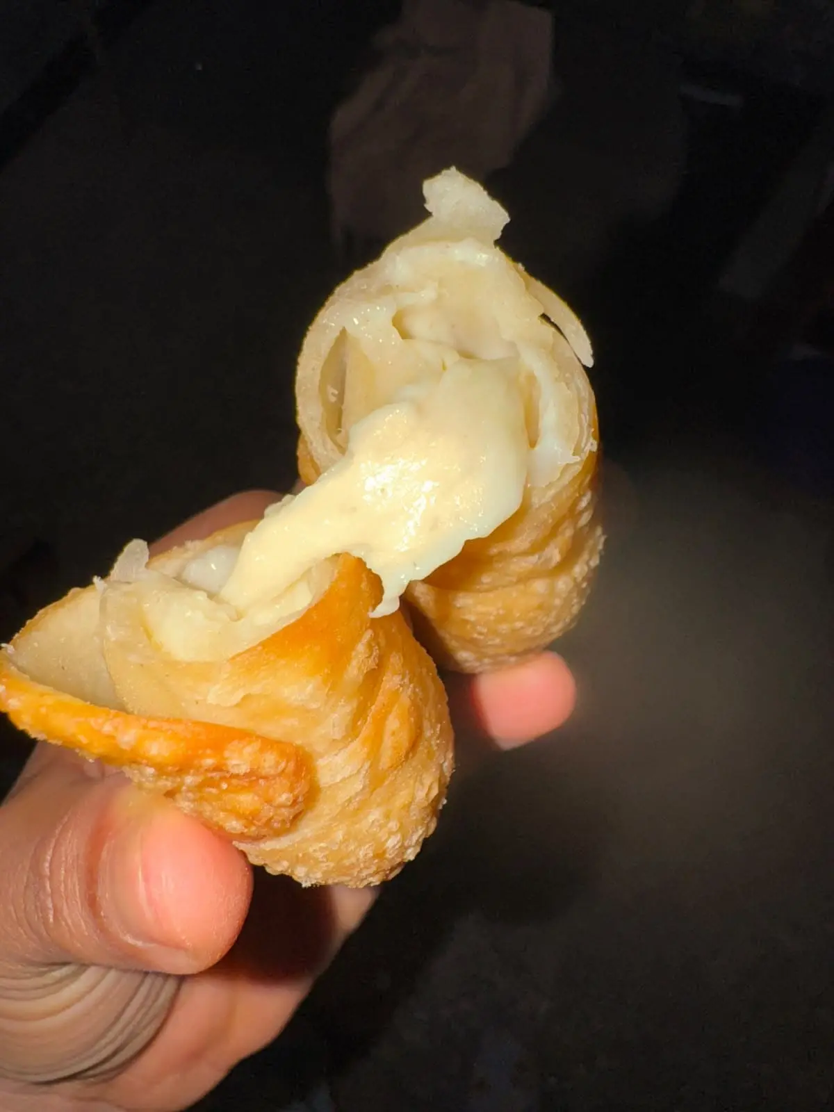 Tequeños clásicos rellenos de queso fundido